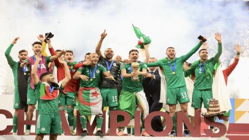 استقبال رسمي وشعبي حاشد لأبطال كأس العرب بعد عودتهم إلى الجزائر
