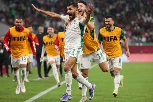 الجزائر تفوز على قطر وتضرب موعداً مع تونس في نهائي كأس العرب